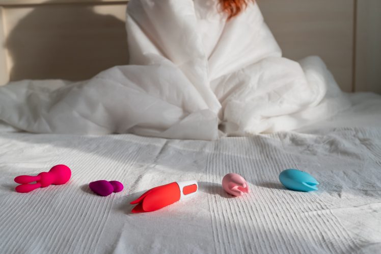 ベッドに並んだ女性のオナニーにおすすめのおもちゃ