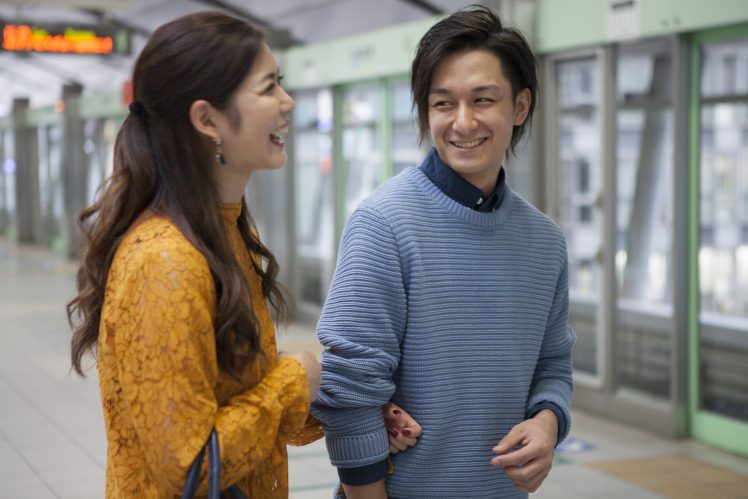 不倫旅行を楽しむ人妻