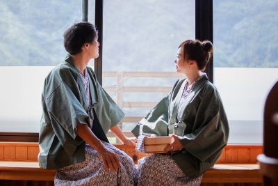 愛人と貸切風呂に入る人妻