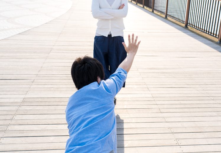 元カノに謝る男性