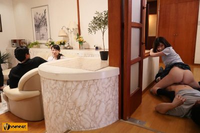 両親の傍で弟とエッチする深田えいみ